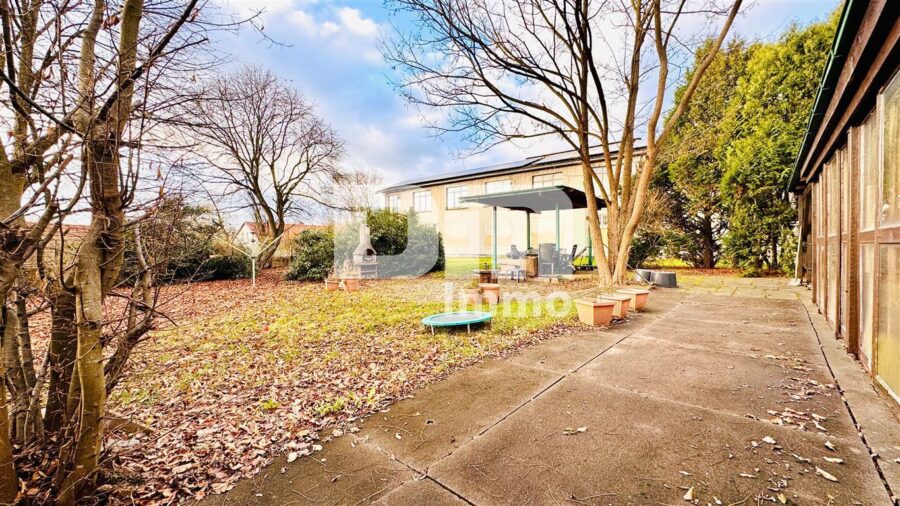 (R)eserviert!Laden-/Büro-/Lagerkomplex mit 300 m² Nutzfläche und Parkflächen - Terrasse / Teilüberdacht